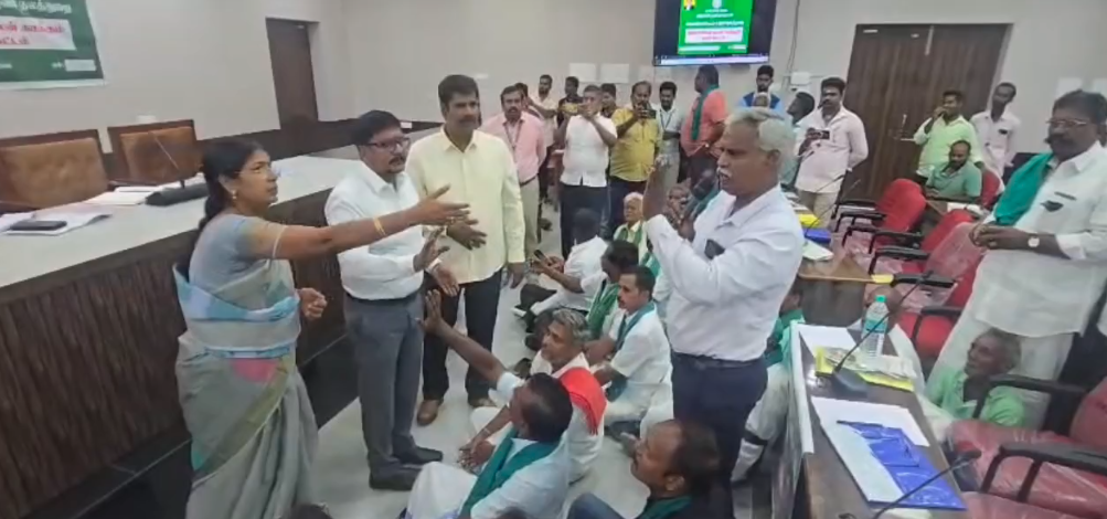 திருவள்ளூரில் விவசாயிகள் நலம் காக்கும் கூட்டத்தில்  விவசாய கடன்களை முழுமையாக ரத்து செய்ய  வலியுறுத்தி கருப்பு பேட்ஜ் அணிந்து தர்ணா