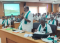 மயிலாடுதுறை மாவட்ட ஆட்சியர் அலுவலகத்தில் நடைபெற்ற விவசாயிகள் குறைதீர் கூட்டத்தில் தனியார் நிறுவனங்கள் உரங்களை கூடுதல் விலைக்கு விற்பனை செய்வதை தடுக்க நடவடிக்கை