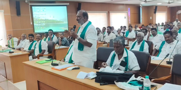 மயிலாடுதுறை மாவட்ட ஆட்சியர் அலுவலகத்தில் நடைபெற்ற விவசாயிகள் குறைதீர் கூட்டத்தில் தனியார் நிறுவனங்கள் உரங்களை கூடுதல் விலைக்கு விற்பனை செய்வதை தடுக்க நடவடிக்கை
