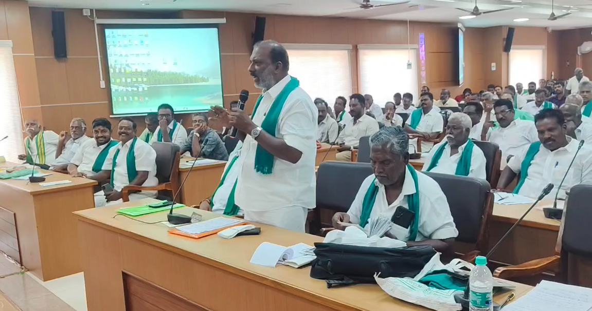 மயிலாடுதுறை மாவட்ட ஆட்சியர் அலுவலகத்தில் நடைபெற்ற விவசாயிகள் குறைதீர் கூட்டத்தில் தனியார் நிறுவனங்கள் உரங்களை கூடுதல் விலைக்கு விற்பனை செய்வதை தடுக்க நடவடிக்கை
