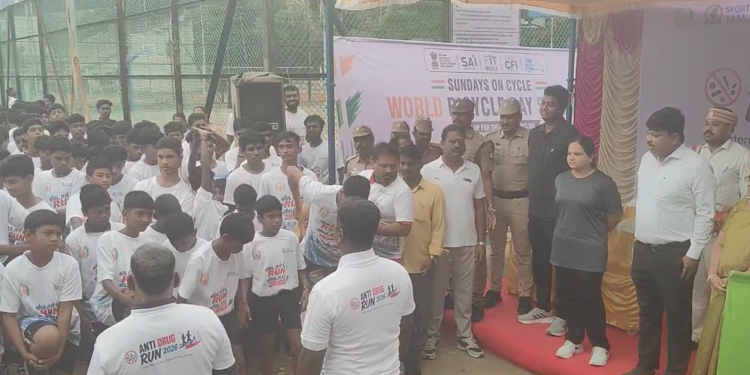 மயிலாடுதுறையில் நடைபெற்ற Start Run,Stop Drugs என போதை பொருள் விழிப்புணர்வு ஓட்டப் போட்டி SPதுவங்கி வைப்பு