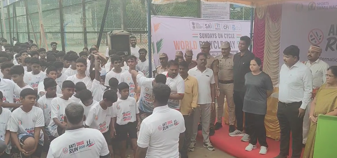 மயிலாடுதுறையில் நடைபெற்ற Start Run,Stop Drugs என போதை பொருள் விழிப்புணர்வு ஓட்டப் போட்டி SPதுவங்கி வைப்பு