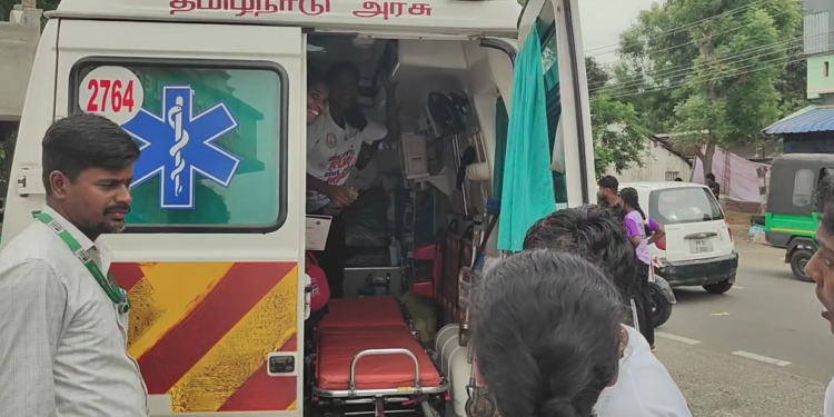 5 Km தூரம் தொடர் ஓட்ட போட்டியில் பங்கேற்று ஓடிய மாணவ மாணவிகளுக்கு மீண்டும் நகரத்திற்கு செல்ல வாகன வசதி ஏற்படுத்தித் தராத காரணத்தால், 108 வாகனத்தில் லிப்ட்