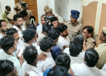 திருவள்ளூர் நகராட்சி கூட்ட அரங்கில் முதலமைச்சரின் புகைப்படம் வைப்பதில் DMK உறுப்பினர்கள்  வாக்குவாதம் 