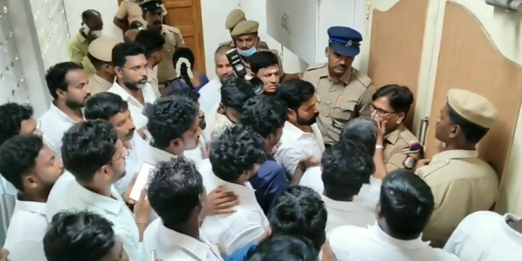 திருவள்ளூர் நகராட்சி கூட்ட அரங்கில் முதலமைச்சரின் புகைப்படம் வைப்பதில் DMK உறுப்பினர்கள்  வாக்குவாதம் 