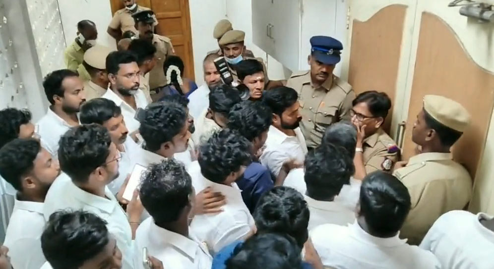 திருவள்ளூர் நகராட்சி கூட்ட அரங்கில் முதலமைச்சரின் புகைப்படம் வைப்பதில் DMK உறுப்பினர்கள்  வாக்குவாதம் 