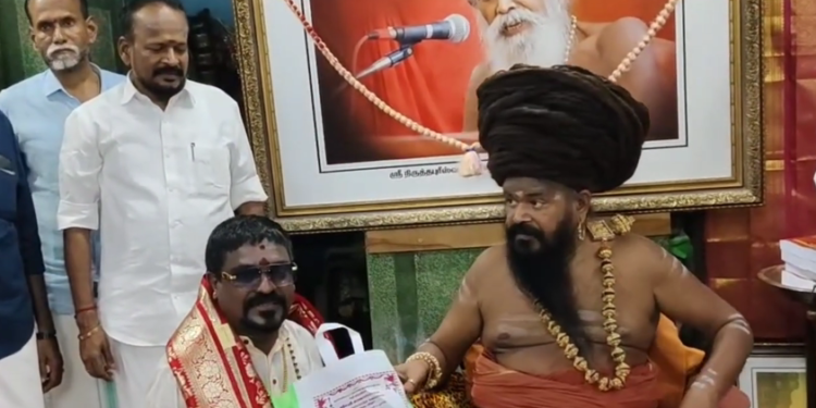 தருமபுரம் ஆதீன பட்டினப்பிரவேசம் நிகழ்ச்சியில் பங்கேற்க வந்த பிரபல பாடகர் வேல்முருகன்