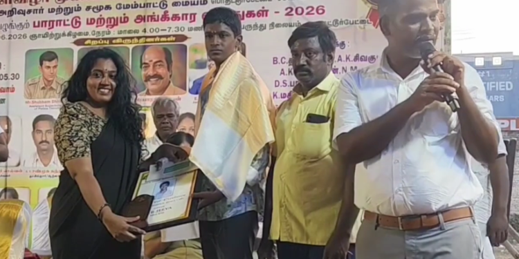 தருமபுரம் ஆதீன பட்டினப்பிரவேசம் நிகழ்ச்சியில் பங்கேற்க வந்த பிரபல பாடகர் வேல்முருகன்