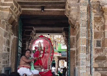 தருமபுரம் ஆதீன பட்டினப்பிரவேசம் நிகழ்ச்சியில் பங்கேற்க வந்த பிரபல பாடகர் வேல்முருகன்