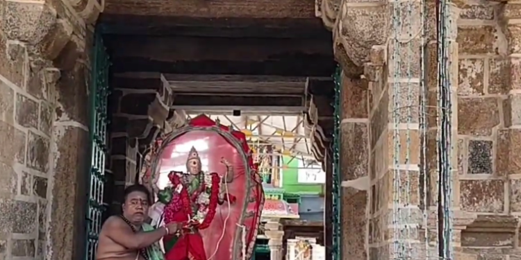 தருமபுரம் ஆதீன பட்டினப்பிரவேசம் நிகழ்ச்சியில் பங்கேற்க வந்த பிரபல பாடகர் வேல்முருகன்