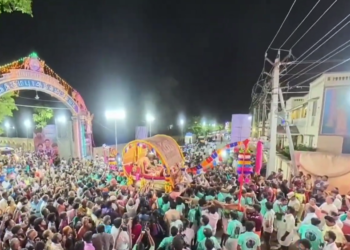 தருமபுரம் ஆதீன பட்டினப்பிரவேசம் நிகழ்ச்சியில் பங்கேற்க வந்த பிரபல பாடகர் வேல்முருகன்