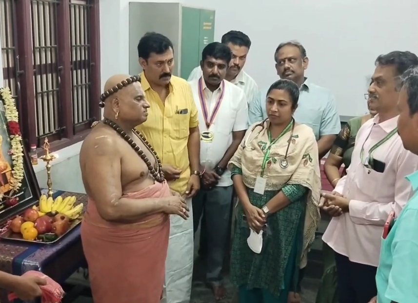 தருமபுரம் ஆதீன பட்டினப்பிரவேசம் நிகழ்ச்சியில் பங்கேற்க வந்த பிரபல பாடகர் வேல்முருகன்