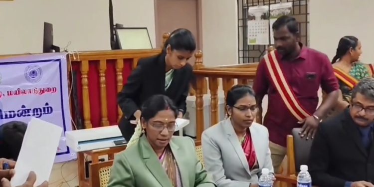 மயிலாடுதுறை நீதிமன்ற வளாகத்தில் 1093 வழக்குகளில் 1கோடியே 95 லட்சம் ரூபாய்க்கு சமரசத் தீர்வு