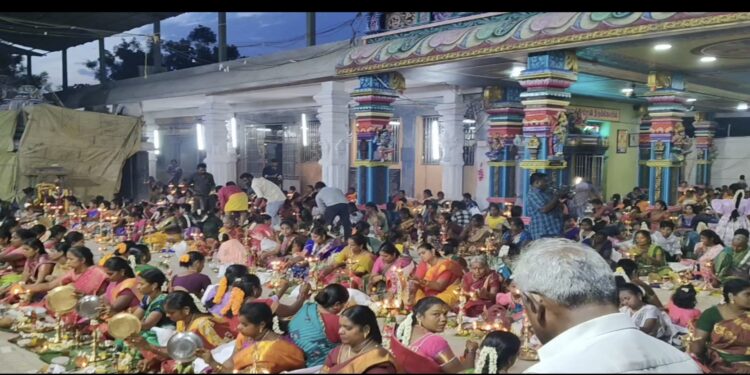 கருவாழக்கரை ஸ்ரீ காமாட்சி அம்மன் கோயிலில் ஆடி மூன்றாவது வெள்ளியை முன்னிட்டு திருவிளக்கு பூஜை.