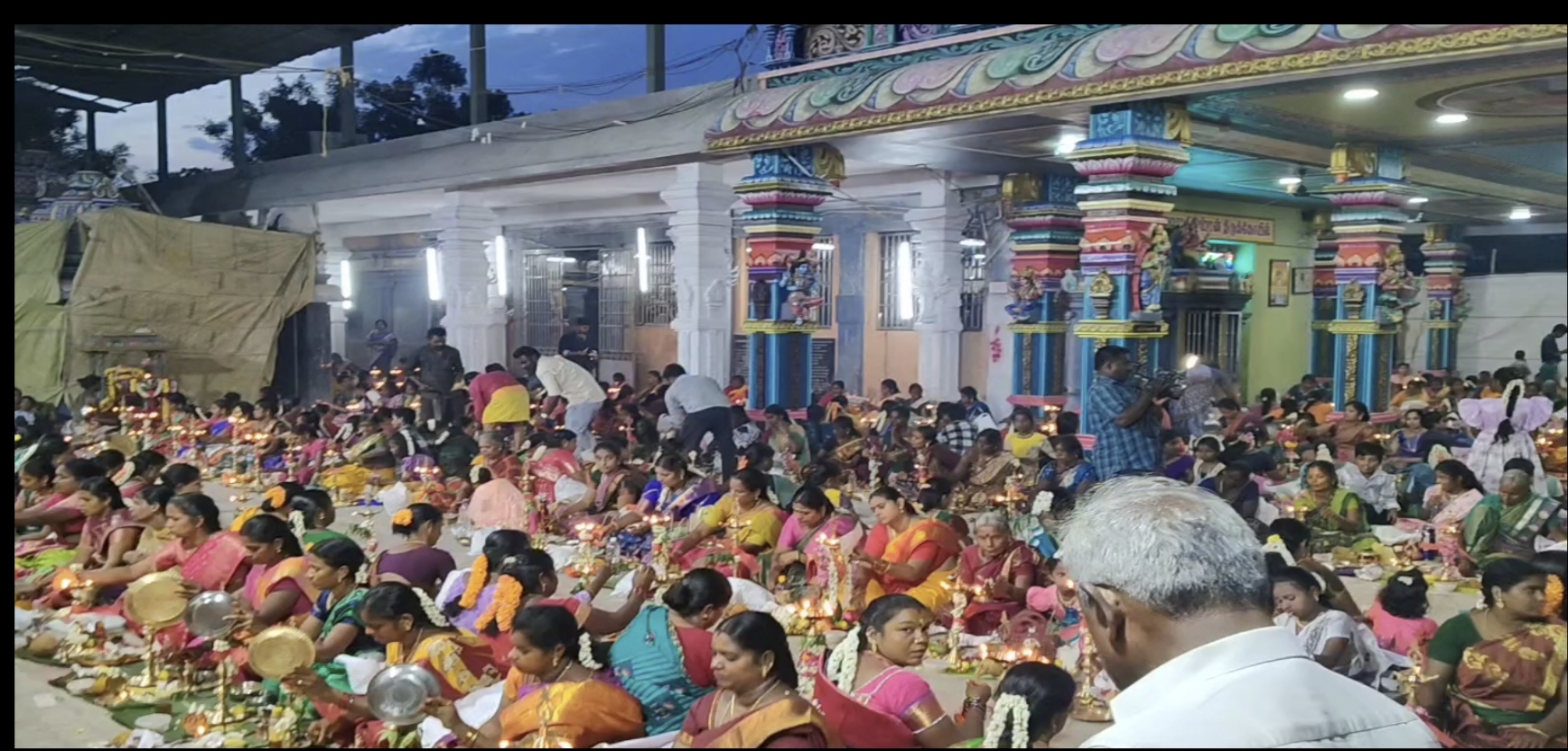 கருவாழக்கரை ஸ்ரீ காமாட்சி அம்மன் கோயிலில் ஆடி மூன்றாவது வெள்ளியை முன்னிட்டு திருவிளக்கு பூஜை.