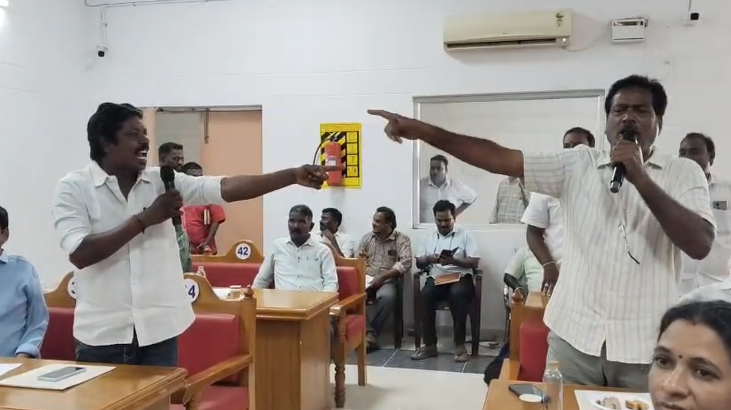விழுப்புரம் நகராட்சி கூட்டத்தில் உதயநிதி ஸ்டாலின் படத்திற்கு எதிர்ப்பு – அதிமுக, காங்கிரஸ் உறுப்பினர்கள் அமளி