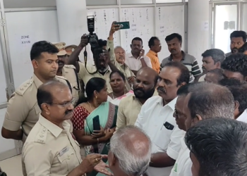 விழுப்புரம் நகராட்சி கூட்டத்தில் உதயநிதி ஸ்டாலின் படத்திற்கு எதிர்ப்பு – அதிமுக, காங்கிரஸ் உறுப்பினர்கள் அமளி