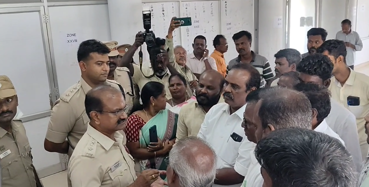 விழுப்புரம் நகராட்சி கூட்டத்தில் உதயநிதி ஸ்டாலின் படத்திற்கு எதிர்ப்பு – அதிமுக, காங்கிரஸ் உறுப்பினர்கள் அமளி
