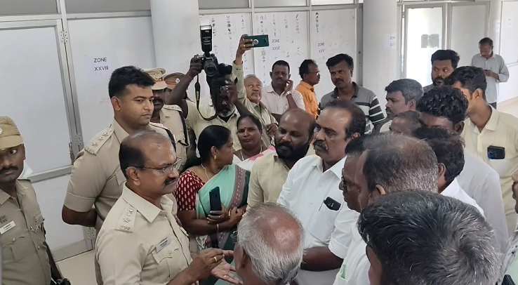 விழுப்புரம் நகராட்சி கூட்டத்தில் உதயநிதி ஸ்டாலின் படத்திற்கு எதிர்ப்பு – அதிமுக, காங்கிரஸ் உறுப்பினர்கள் அமளி