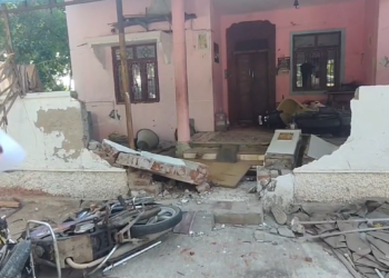 மயிலாடுதுறை காதலர்கள் தூக்கிட்ட நிலையில் சடலமாக மீட்கப்பட்ட விவகாரத்தில் வீட்டை உடைத்த வீடியோ