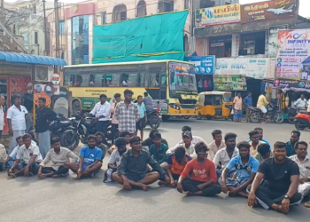 சீர்காழியில் சாலைமறியல் 1 கிமீ தூரம் நிற்கும் பேருந்து,போலீசாருடன் வாக்குவாதம்