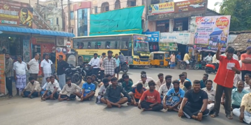 சீர்காழியில் சாலைமறியல் 1 கிமீ தூரம் நிற்கும் பேருந்து,போலீசாருடன் வாக்குவாதம்