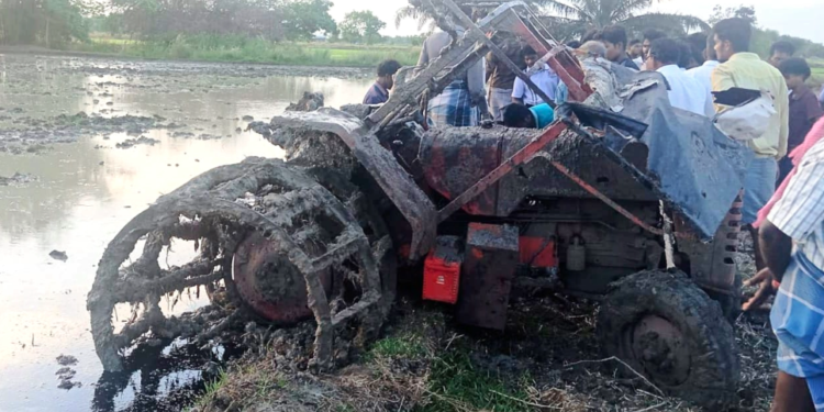 டிராக்டரில் வயலில் ஏர் விழும் பொழுது ஒரு வயலில் இருந்து மற்றொரு வயலுக்கு மாறும் பொழுது டிராக்டர் தலைகீழாக கவிழ்ந்து டிரைவர் உயிரிழப்பு