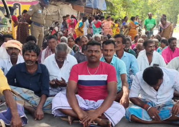 மன்னிப்பள்ளம் ஊர் சார்பில் குளத்தில் வண்டல் மண் எடுக்க அனுமதி மறுப்பு, அரசியல் சார்புள்ள நபர்களுக்கு மட்டும் அதிகாரிகள் அனுமதி ,மக்கள் சாலை மறியல் 