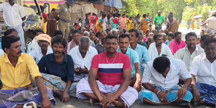 மன்னிப்பள்ளம் ஊர் சார்பில் குளத்தில் வண்டல் மண் எடுக்க அனுமதி மறுப்பு, அரசியல் சார்புள்ள நபர்களுக்கு மட்டும் அதிகாரிகள் அனுமதி ,மக்கள் சாலை மறியல்