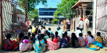 மன்னார்குடி டெப்போ சாலையில் உள்ள குப்பைகிடங்கில் மீண்டும் குப்பைகள் கொட்டும் முயற்சியை நகராட்சி நிர்வாகம் கைவிட வலியுறுத்தி போராட்டம்
