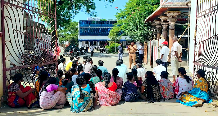 மன்னார்குடி டெப்போ சாலையில் உள்ள குப்பைகிடங்கில் மீண்டும் குப்பைகள் கொட்டும் முயற்சியை நகராட்சி நிர்வாகம் கைவிட வலியுறுத்தி போராட்டம்