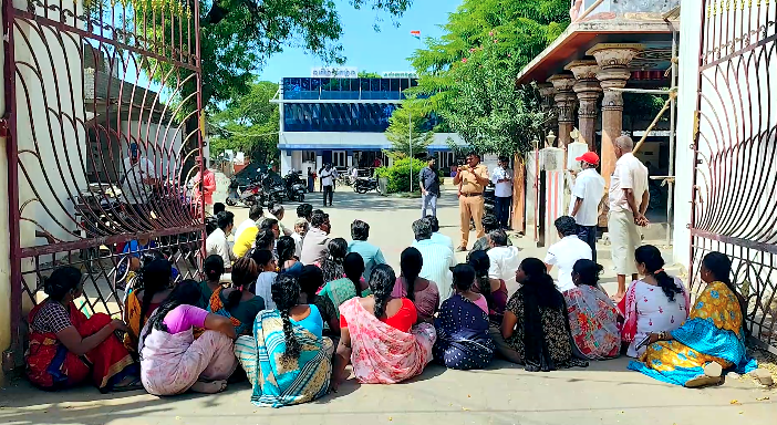 மன்னார்குடி டெப்போ சாலையில் உள்ள குப்பைகிடங்கில் மீண்டும் குப்பைகள் கொட்டும் முயற்சியை நகராட்சி நிர்வாகம் கைவிட வலியுறுத்தி போராட்டம்
