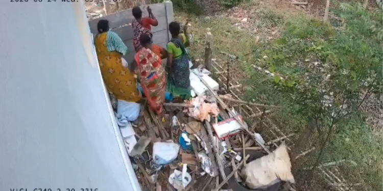 பெண் ஒருவருக்கு சொந்தமான இடத்தை கையகப்படுத்த முயற்சி புகாரை காவல்துறையினர் எடுக்க மறுத்ததாக பரபரப்பு புகார்