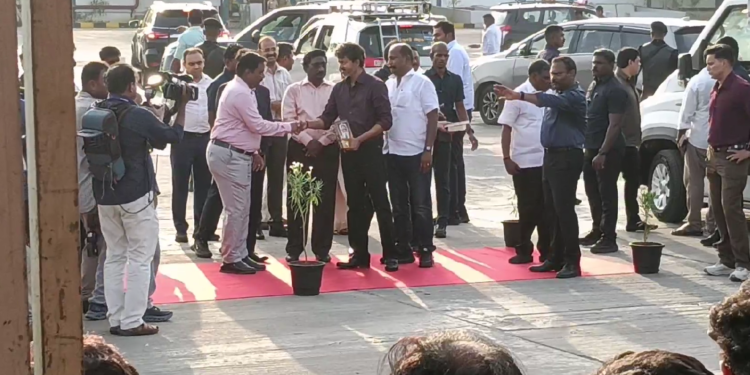 இன்று தனது சட்டமன்ற உறுப்பினர் அலுவலகத்தை திறந்து வைத்த முதல்வர் விஜய் மின்சார பேருந்து பராமரிப்பு பணியை பார்வை