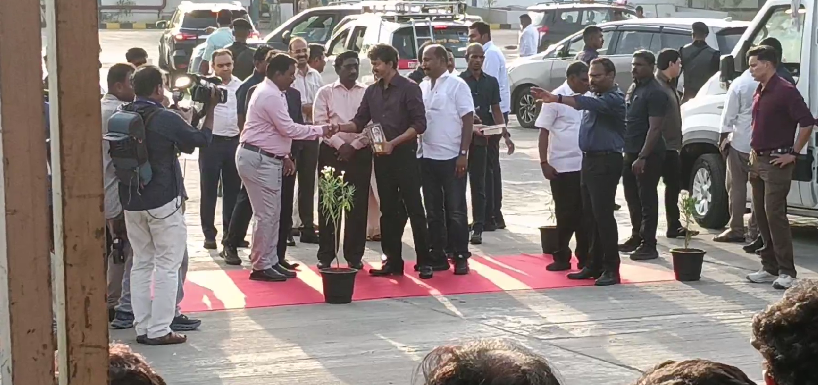 இன்று தனது சட்டமன்ற உறுப்பினர் அலுவலகத்தை திறந்து வைத்த முதல்வர் விஜய் மின்சார பேருந்து பராமரிப்பு பணியை பார்வை
