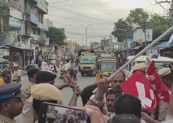 அமெரிக்க இந்திய வர்த்தக ஒப்பந்தத்திற்கு எதிர்ப்பு தெரிவித்து பிரதமர் மோடி உருவப்படம் எரித்து போராட்டம்