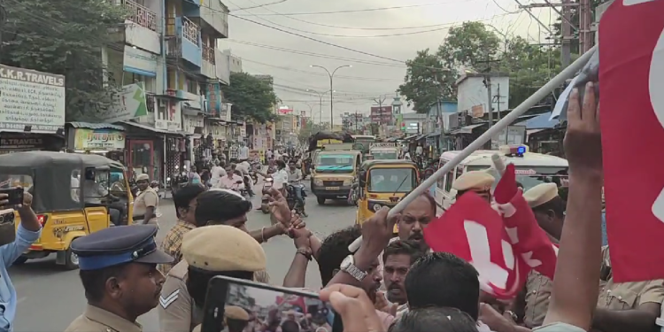 அமெரிக்க இந்திய வர்த்தக ஒப்பந்தத்திற்கு எதிர்ப்பு தெரிவித்து பிரதமர் மோடி உருவப்படம் எரித்து போராட்டம்
