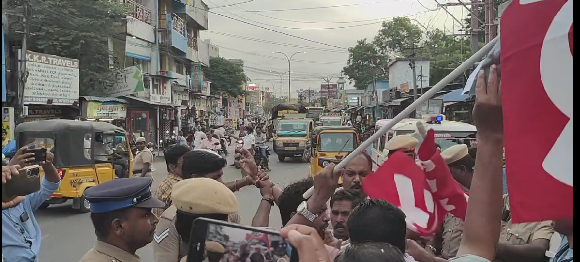அமெரிக்க இந்திய வர்த்தக ஒப்பந்தத்திற்கு எதிர்ப்பு தெரிவித்து பிரதமர் மோடி உருவப்படம் எரித்து போராட்டம்