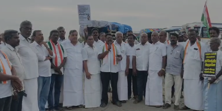 மக்களவை எதிர்கட்சி தலைவர் ராகுல் காந்தி கைது செய்யப்பட்டதை கண்டித்தும் நீட் தேர்வை ரத்து செய்ய கோரி ஆர்ப்பாட்டம்