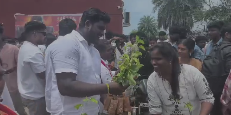 செங்கல்பட்டு மாவட்டத்தில், நடிகர் விஜய்யின் புதிய திரைப்படமான ‘ஜனநாயகன்’ வெளியீட்டை முன்னிட்டு கேக் வெட்டி திருவிழா