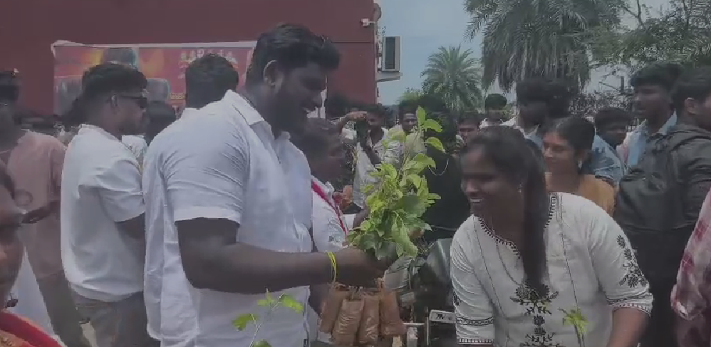 செங்கல்பட்டு மாவட்டத்தில், நடிகர் விஜய்யின் புதிய திரைப்படமான ‘ஜனநாயகன்’ வெளியீட்டை முன்னிட்டு கேக் வெட்டி திருவிழா