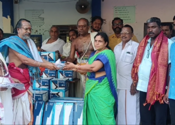 திருக்கடையூரில் அரசு பள்ளிக்கு மின்விசிறிகள் இருக்ககள் வழங்கிய அர்ச்சகர்கள் சங்கத்தினர் நன்றி