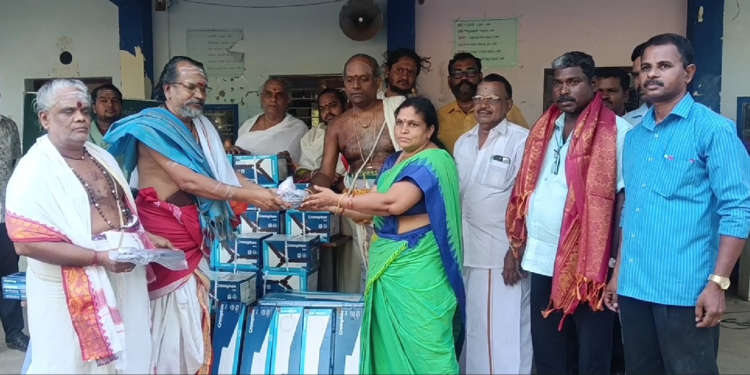 திருக்கடையூரில் அரசு பள்ளிக்கு மின்விசிறிகள் இருக்ககள் வழங்கிய அர்ச்சகர்கள் சங்கத்தினர் நன்றி