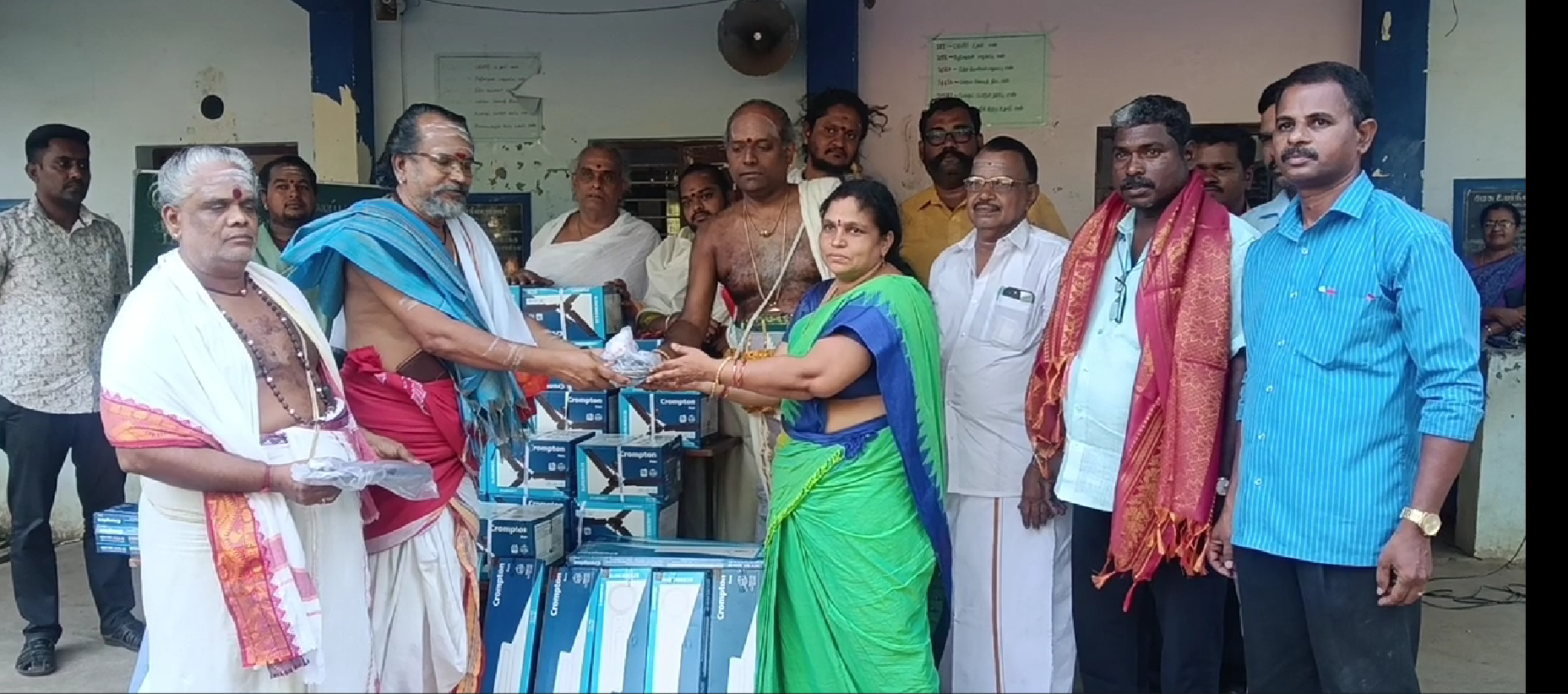திருக்கடையூரில் அரசு பள்ளிக்கு மின்விசிறிகள் இருக்ககள் வழங்கிய அர்ச்சகர்கள் சங்கத்தினர் நன்றி