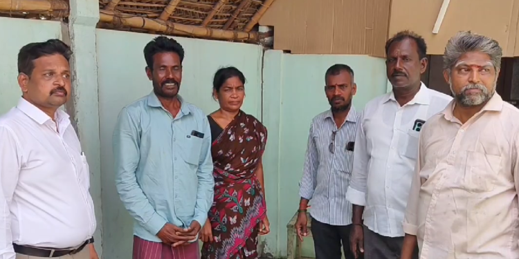 மயிலாடுதுறை அருகே மின்கசிவு காரணமாக கூரை வீடு தீக்கிரை வீட்டு உபயோக பொருட்கள் வழங்கி ஆறுதல்