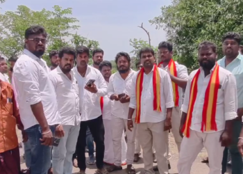 மயிலாடுதுறை அருகே மின் கசிவால் தீ பற்றி எரிந்த குடிசை வீடு நிதி உதவி வழங்கி ஆறுதல் கூறிய TVK-வினர்