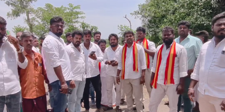 மயிலாடுதுறை அருகே மின் கசிவால் தீ பற்றி எரிந்த குடிசை வீடு நிதி உதவி வழங்கி ஆறுதல் கூறிய TVK-வினர்