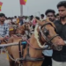 திருவள்ளூரில் நடந்த, குதிரை வண்டி பந்தயத்தில் சேர்ந்த குதிரைகள் இலக்கை நோக்கி சீறிப்பாய்ந்தன