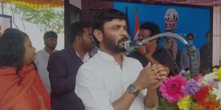 திரைப்பட பாடல் ஆசிரியரும் நடிகருமான சினேகன் நடத்திய மருத்துவ முகாம்