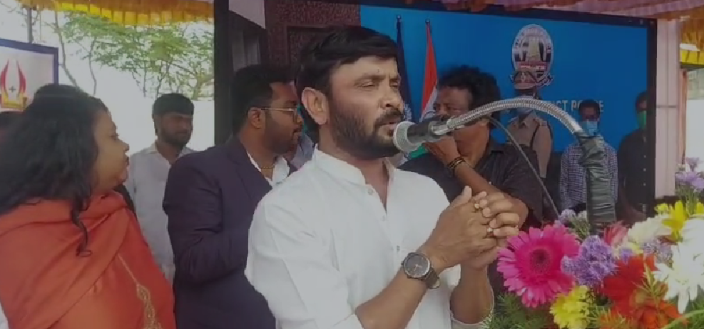 திரைப்பட பாடல் ஆசிரியரும் நடிகருமான சினேகன் நடத்திய மருத்துவ முகாம்